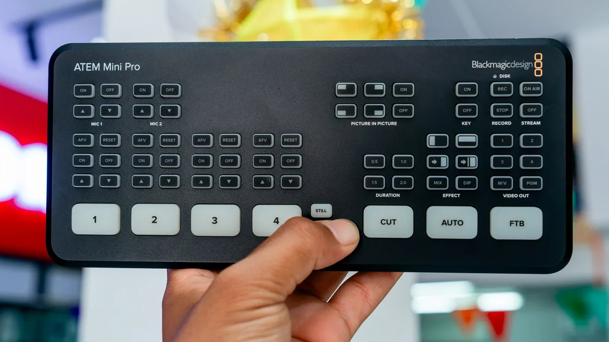 Un set-top box modern pentru streaming și televiziune în sufragerie