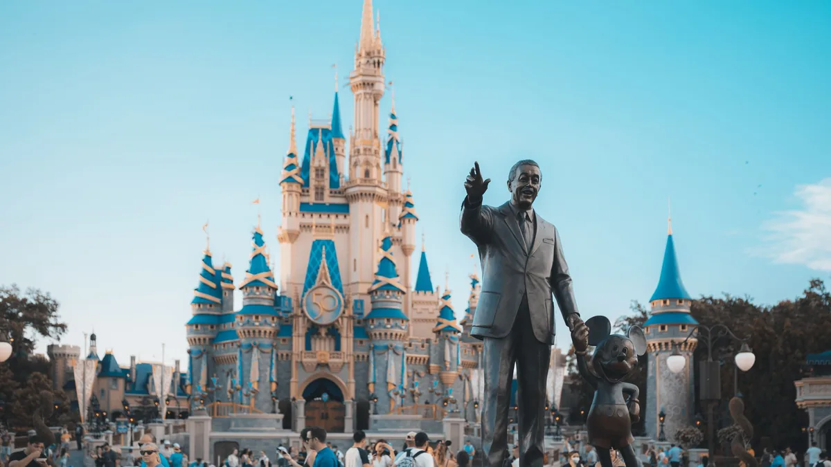 Televizor care afișează interfața Disney+, ilustrând pierderea funcțiilor HDR și Dolby Vision
