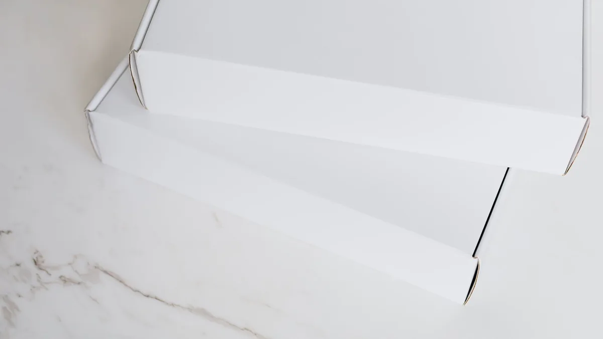 Set-top box DNA Viihde cu sistem audio integrat, prezentat pe un fundal neutru