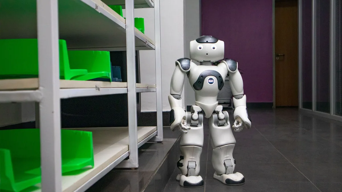 Bibliotecă modernă cu elemente de inteligență artificială