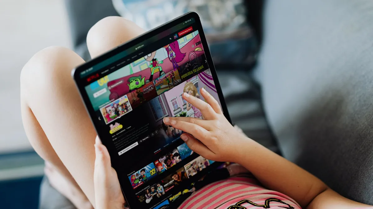 Telecomandă Roku și interfață de streaming pe un televizor