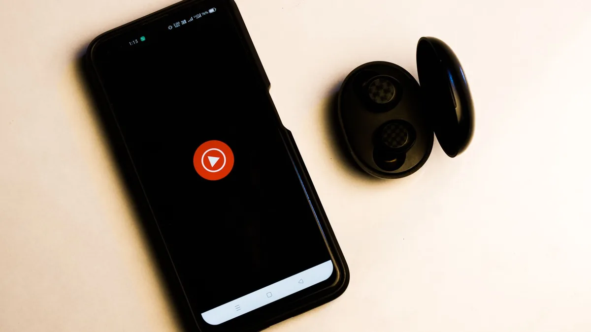Player de streaming Roku lângă un televizor modern
