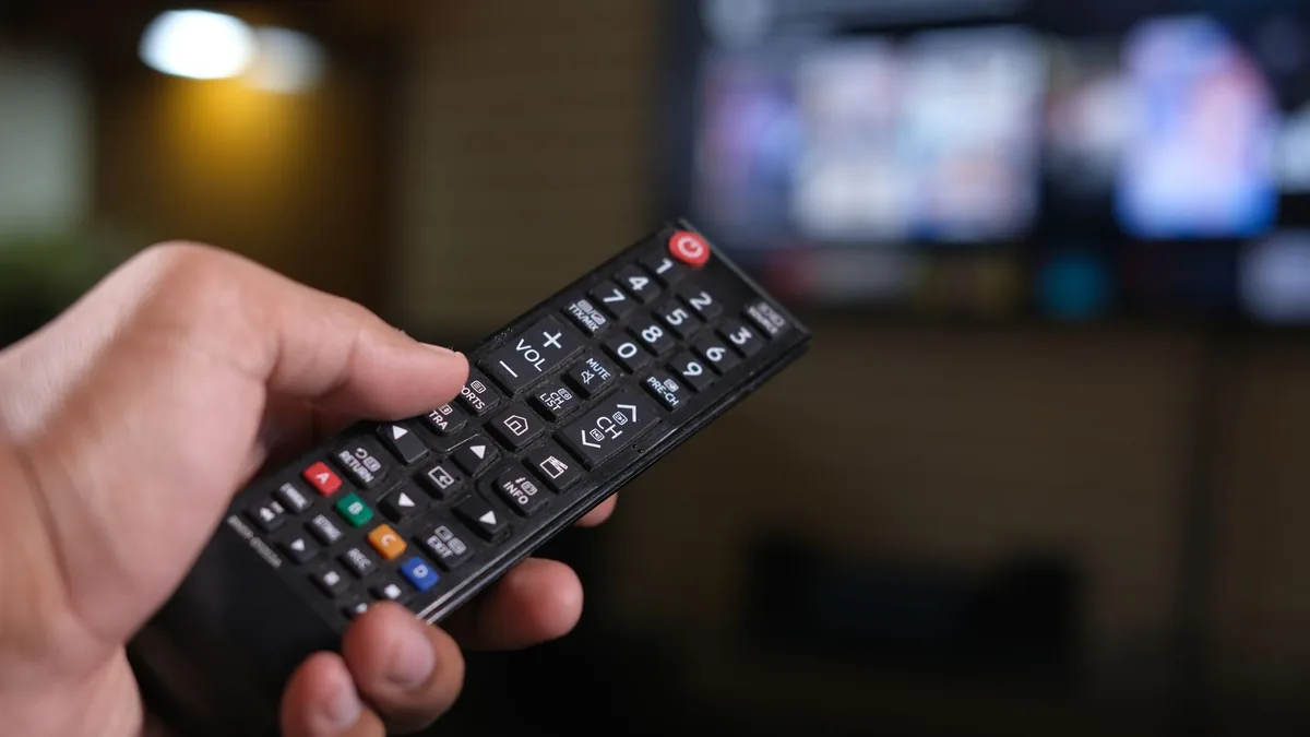 Telecomandă Roku și televizor cu ghid de canale