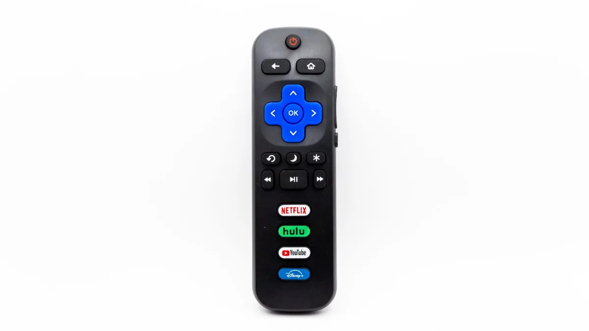 Televizor smart într-un living, afișând o interfață de streaming cu canale FAST