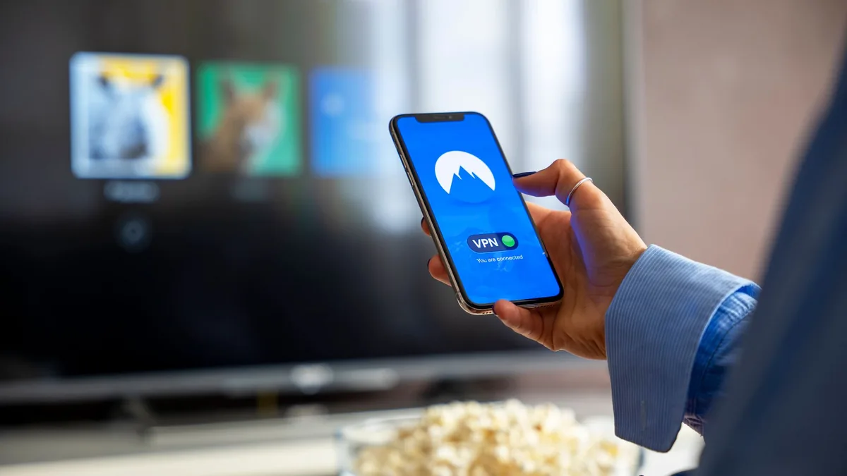 Smart TV cu aplicația MTV Katsomo pe ecran, într-un living modern
