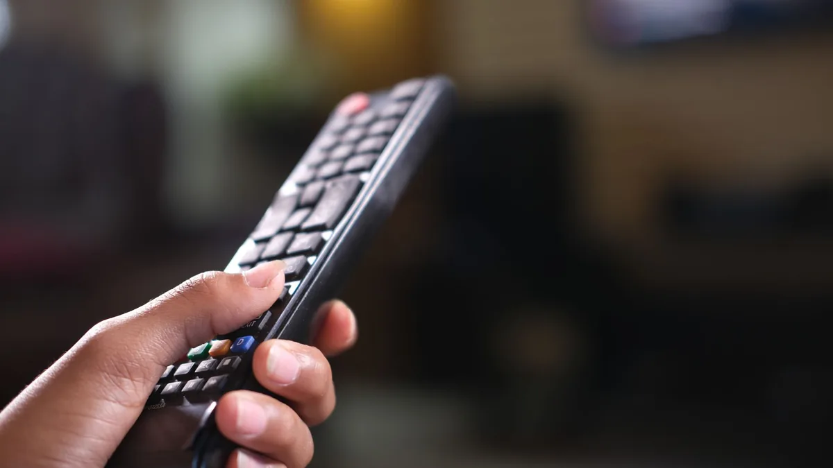 Televizor cu canale gratuite cu reclame (FAST) într-un living modern