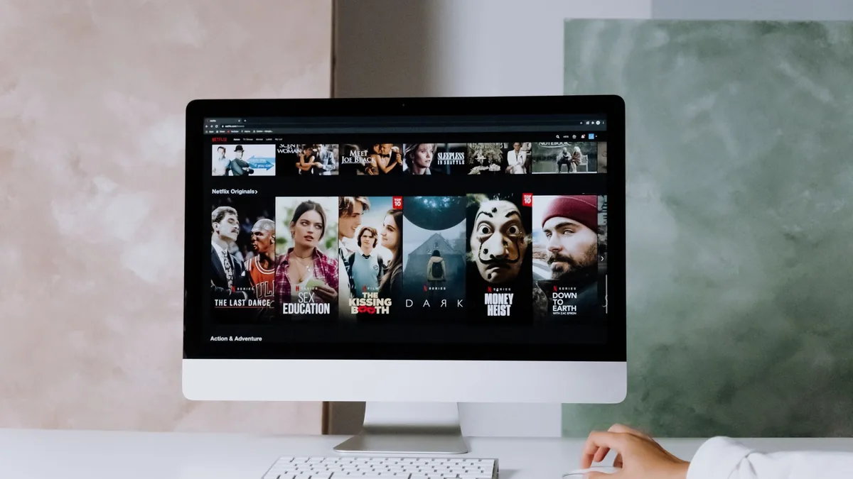 Interfață Vodafone TV pe un televizor, cu aplicații de streaming