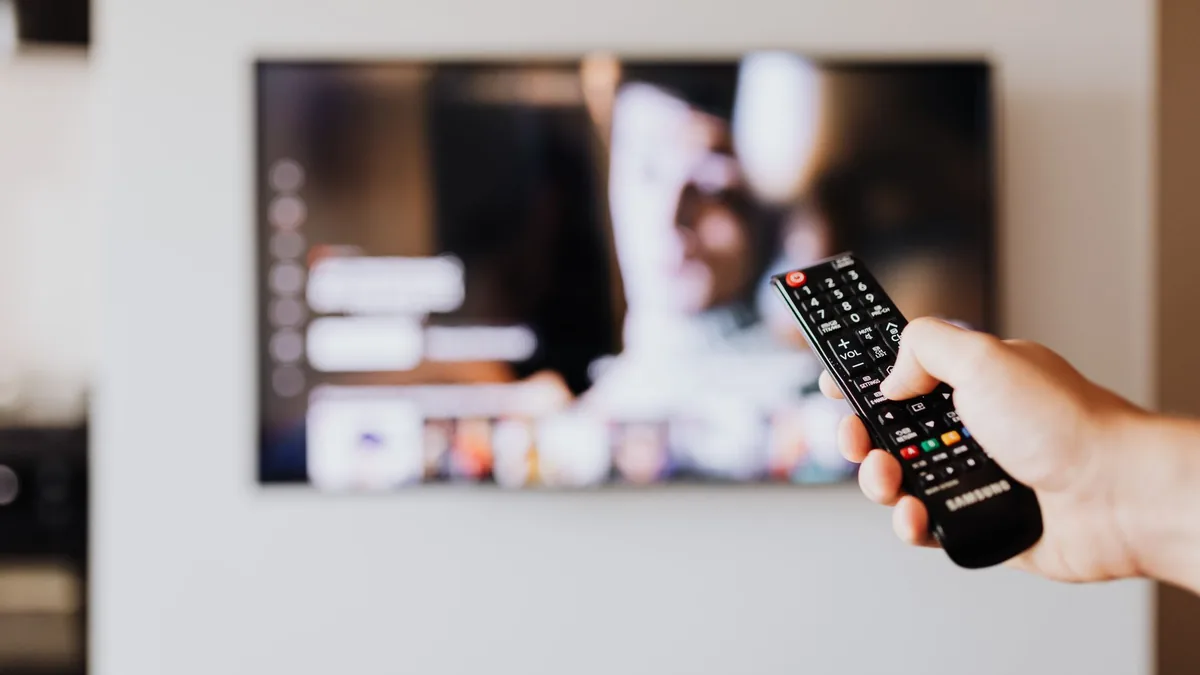 Televizor inteligent într-o cameră de zi, redând conținut streaming gratuit